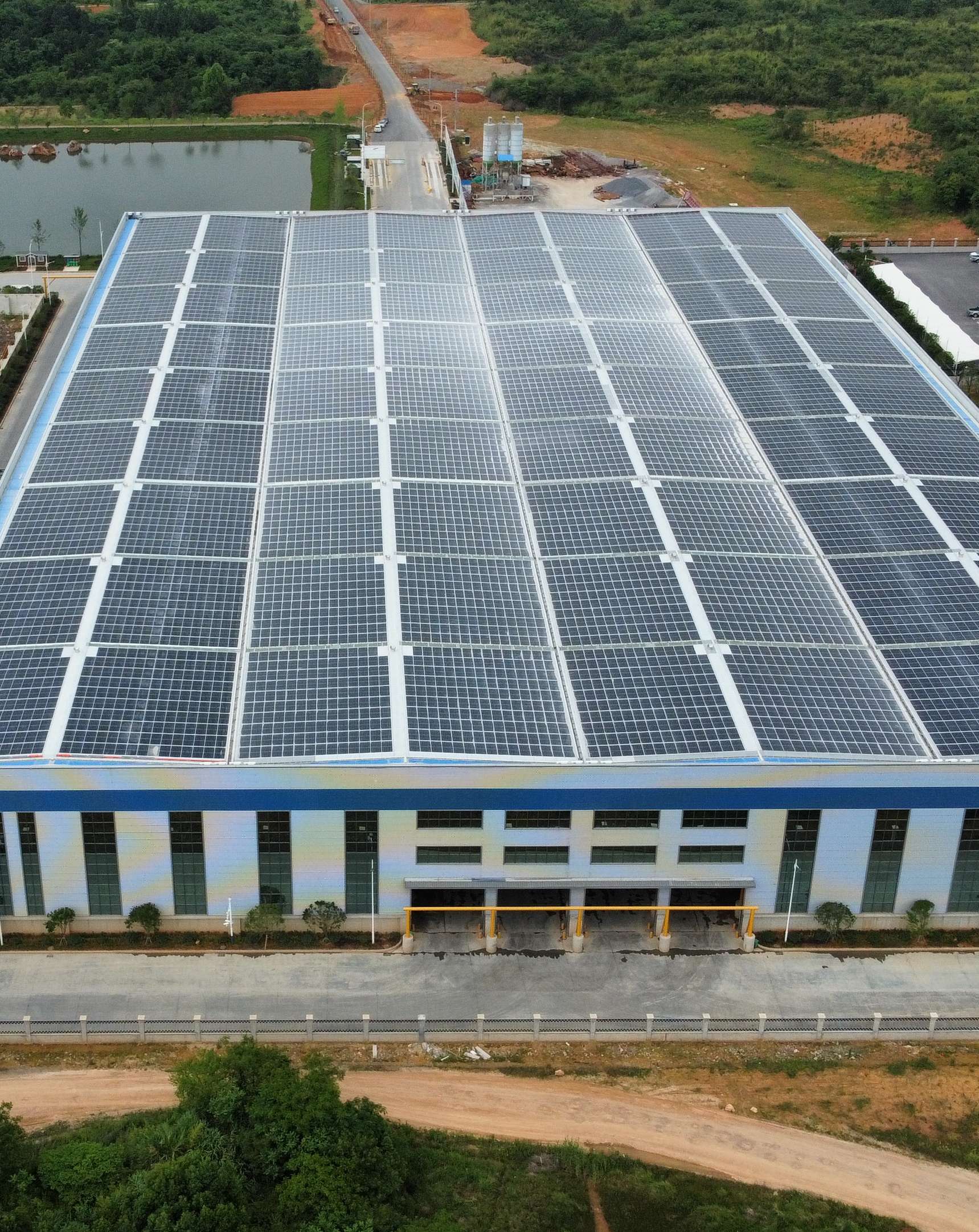 2022年4月，安徽池州匯成物資4MW光伏發(fā)電BIPV項(xiàng)目，年發(fā)電約400萬度，滿足約40%用電需求.jpg